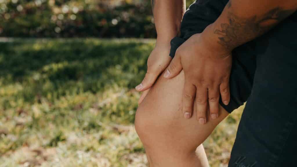 using cannabis to help with knee pain